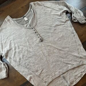 We The Free Henley Shirt Womens Medium Gray Knit High Low‎ Roll Tab Top Casual